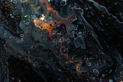 Abstrakte Makroaufnahme: Dunkle Flüssigkeiten und opaleszierende Blasen